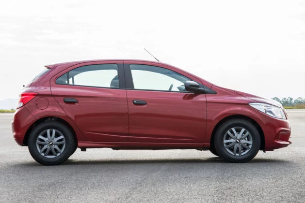 Chevrolet lança versão de entrada para Onix e Prisma 2017 3