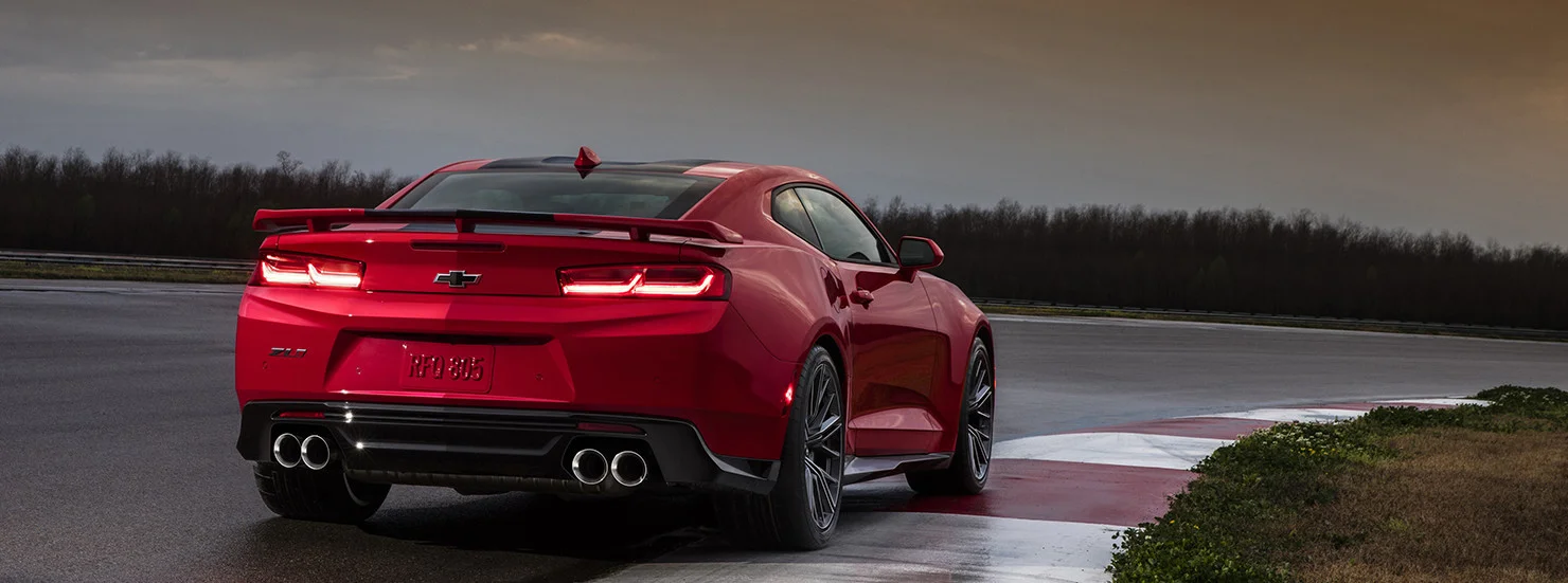 Chevrolet Camaro ZL1 2017 chega a 96 km/h em apenas 3,5 segundos 3 Traseira do Camaro ZL1 2017