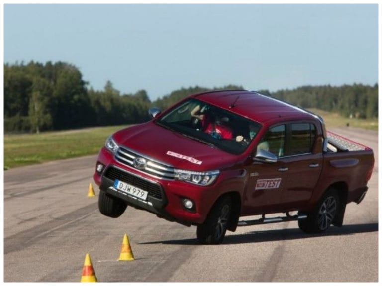 Toyota atualiza ESP e Hilux passa em novo teste do alce