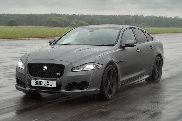 Jaguar XJ 2018 ganha versão apimentada com motor V8 de 575 cv 1