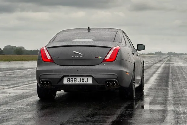 Jaguar XJ 2018 ganha versão apimentada com motor V8 de 575 cv 3