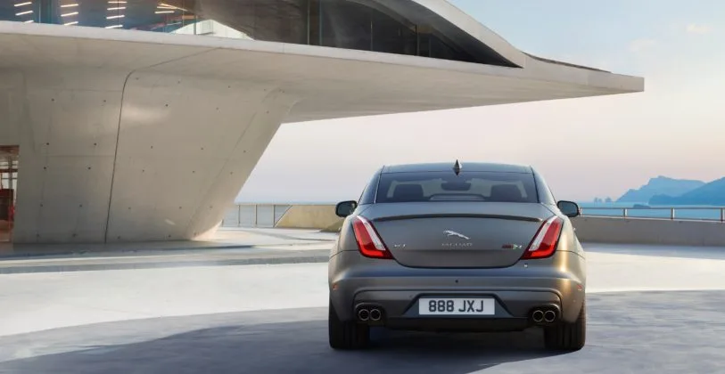 Jaguar XJ 2018 ganha versão apimentada com motor V8 de 575 cv 11
