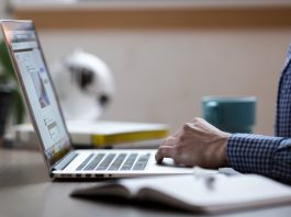 Laptop com dicas de como identificar e se proteger de golpes na internet.