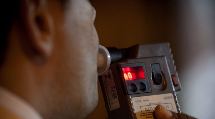 Teste do Bafômetro sendo realizado para o cumprimento da lei seca