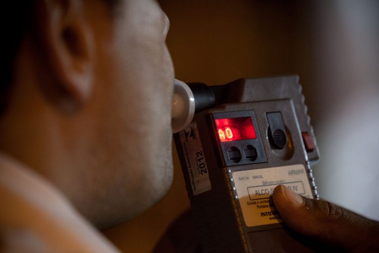 Teste do Bafômetro sendo realizado para o cumprimento da lei seca