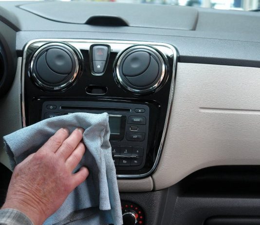 Limpeza do painel para previnir a propagação do coronavírus