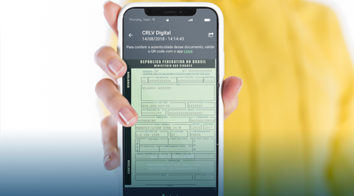 Documento CRLV digital sendo mostrado no celular