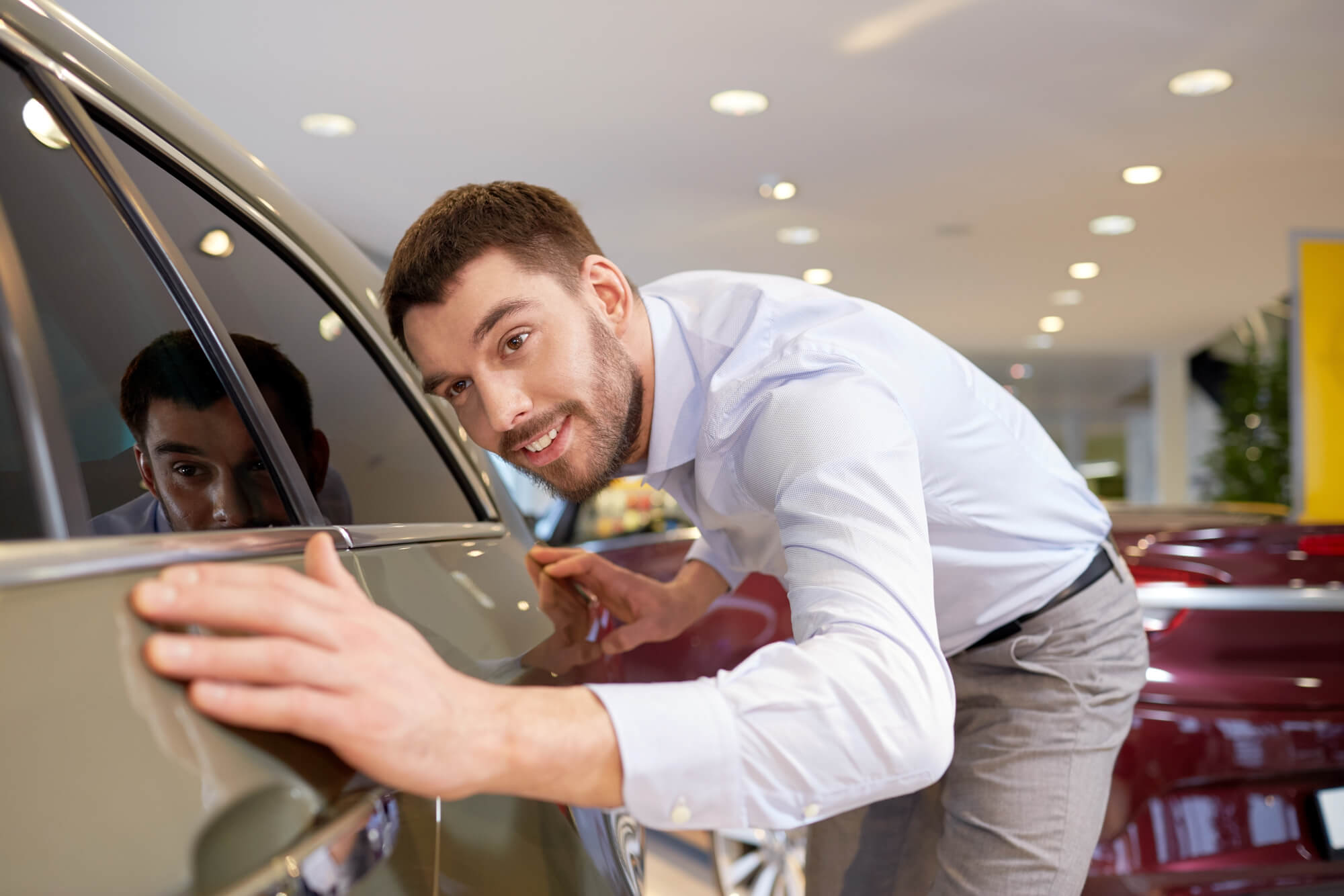 Homem avaliando antes de comprar um seminovo