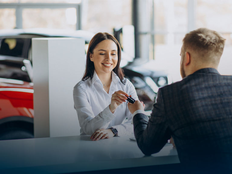 Mulher satisfeita por trocar de carro