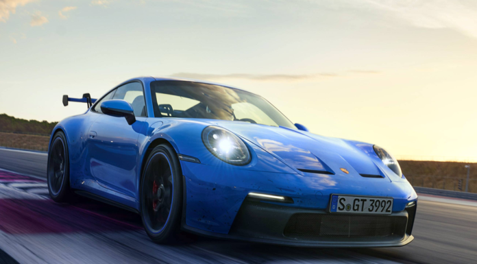Novo Porsche 911 GT3 azul na pista de testes