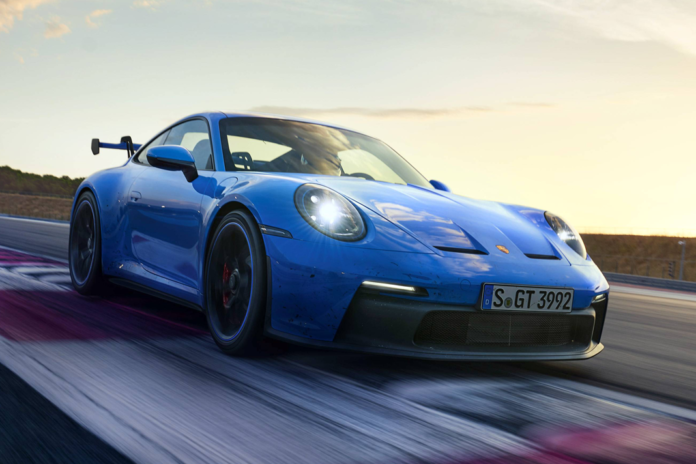 Novo Porsche 911 GT3 azul na pista de testes