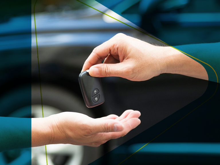 mão entregando a chave do carro usado