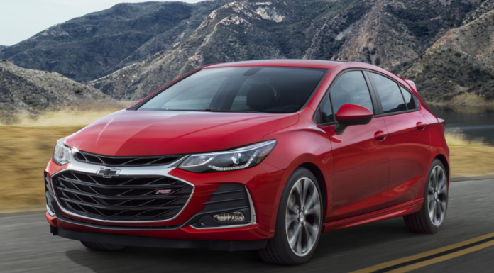 Chevrolet Cruze RS vermelho na estrada