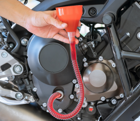 funil para trocar o óleo da moto