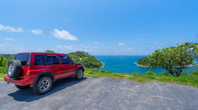 carro vermelho em frente ao mar de férias no litoral