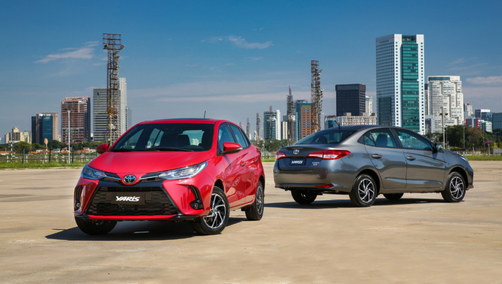 Novo Yaris 2023 versão hatch e versão sedã no fundo