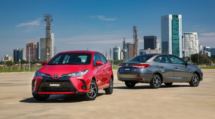 Novo Yaris 2023 versão hatch e versão sedã no fundo