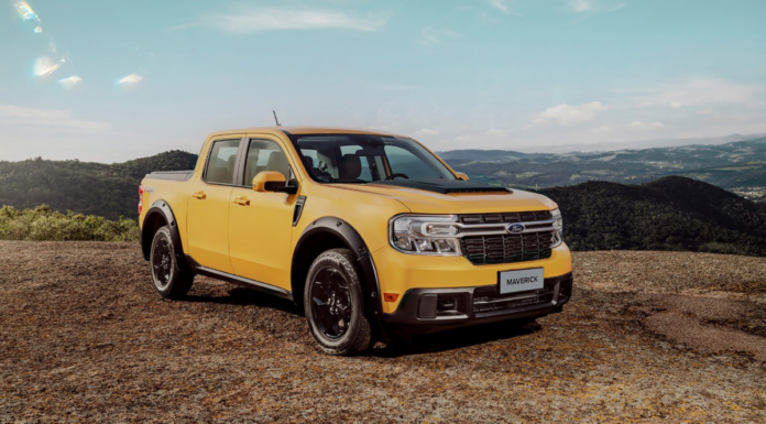 Ford Maverick 2022 Amarela em uma colina