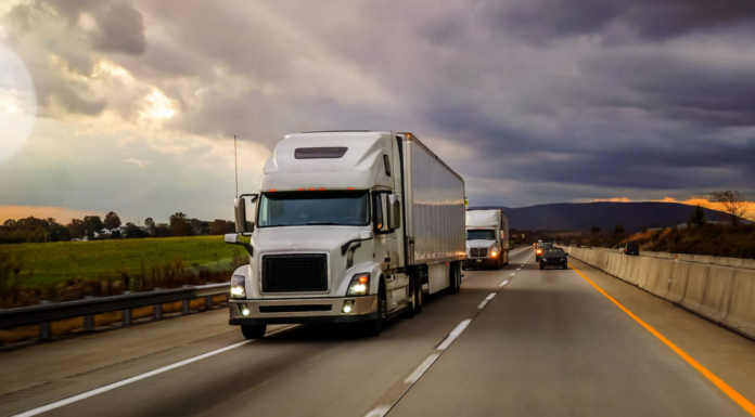 caminhão circulando com excesso de carga