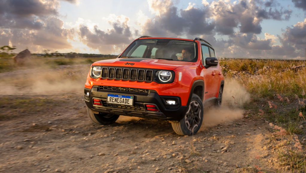 Novo Jeep Renegade 2022 laranja fazendo trilha