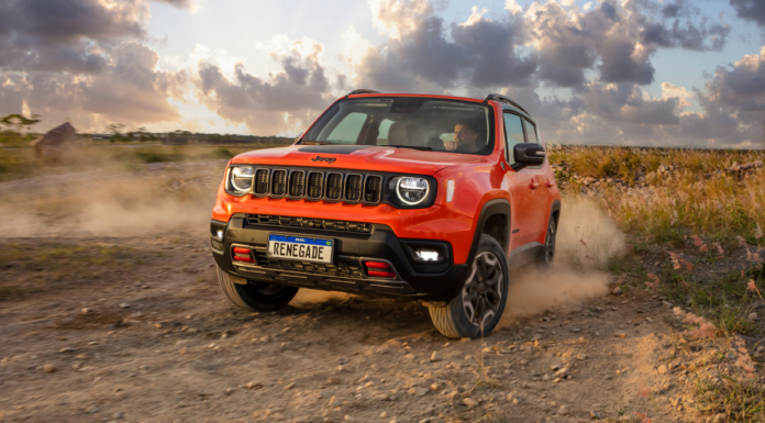 Novo Jeep Renegade 2022 laranja fazendo trilha