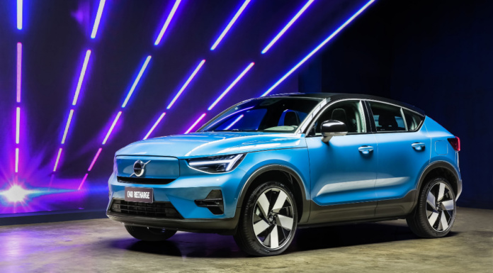 Volvo C40 azul 100% elétrico sendo apresentado