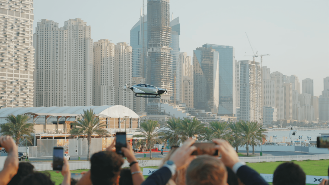 Carro voador realiza voo teste em Dubai
