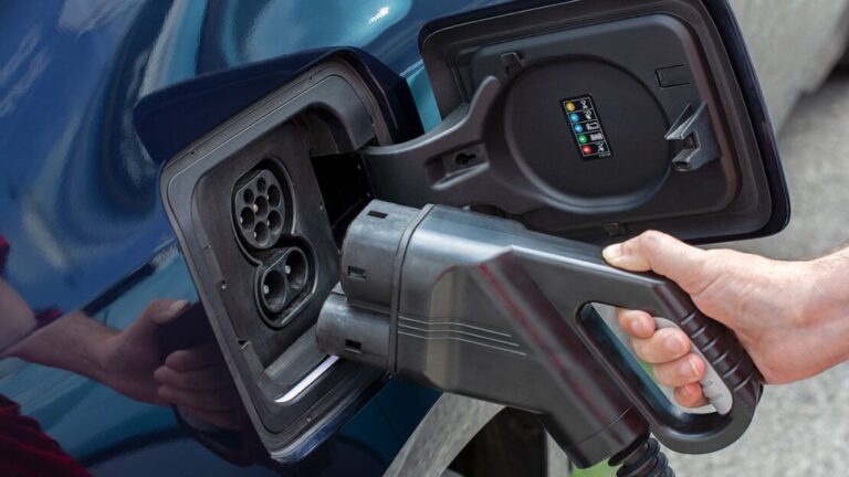 Para cada cinco carros vendidos até o final de 2023, um será elétrico ou híbrido