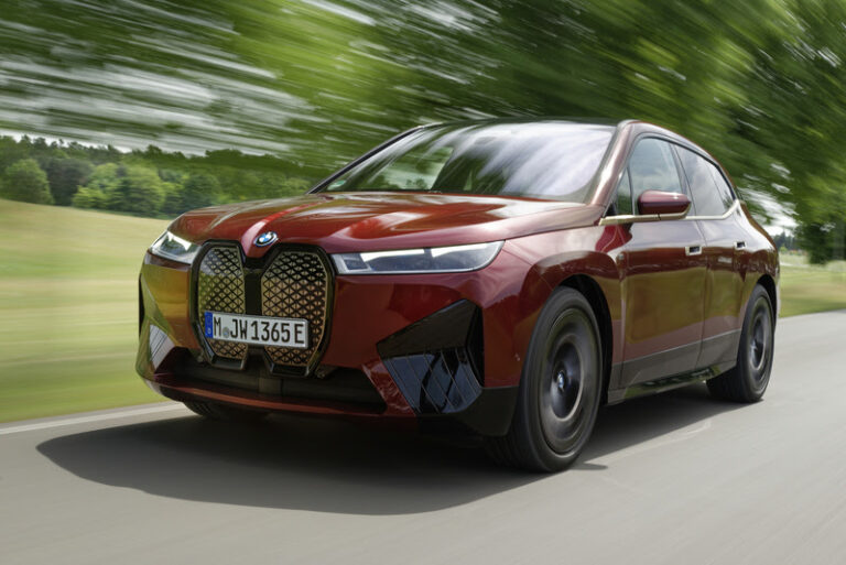 BMW iX M60 chega ao Brasil com 619 cv