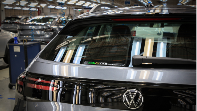 VW comemora os 20 anos do Total Flex com adesivo exclusivo