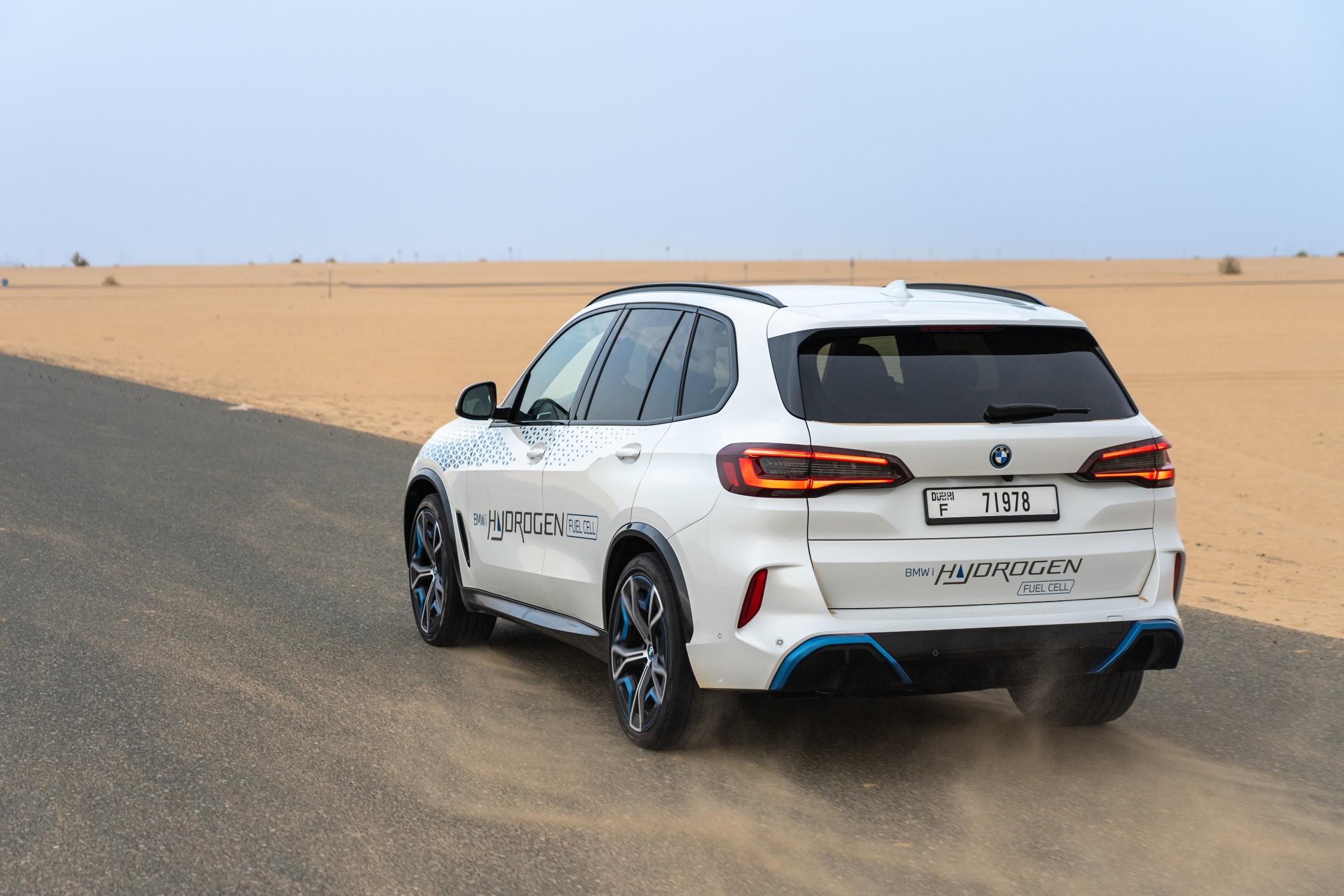 BMW iX5 movido a hidrogênio encara rigorosos testes no deserto