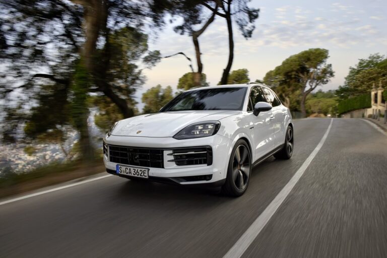 Porsche lança Cayenne S E-Hybrid. Terceira versão híbrida do SUV de luxo
