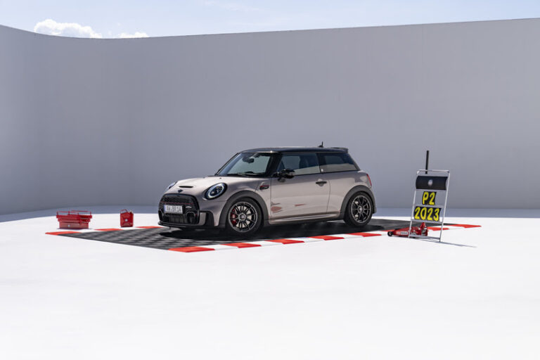 MINI apresenta edição especial Bulldog Racing Edition