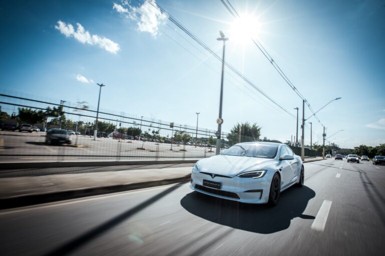 Concessionária inova no Brasil com venda de carros elétricos com criptomoedas