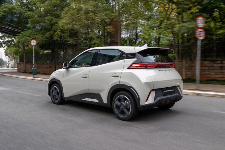 Locação de carros híbridos e elétricos ganha espaço no Brasil