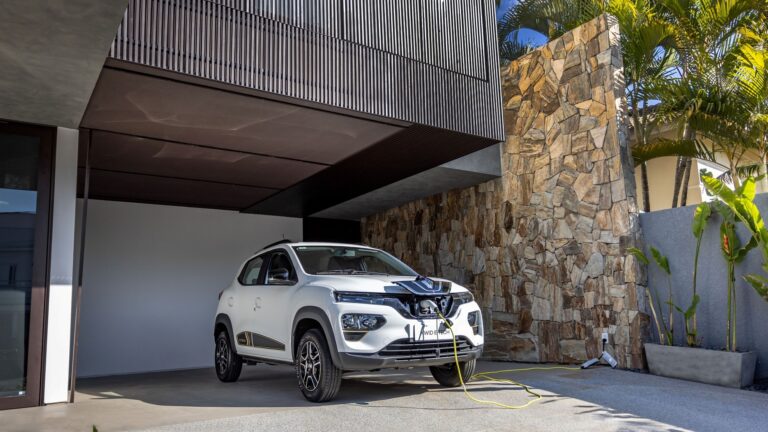 Renault derruba preço do Kwid E-Tech. Novo preço sugerido é de R$ 99.990
