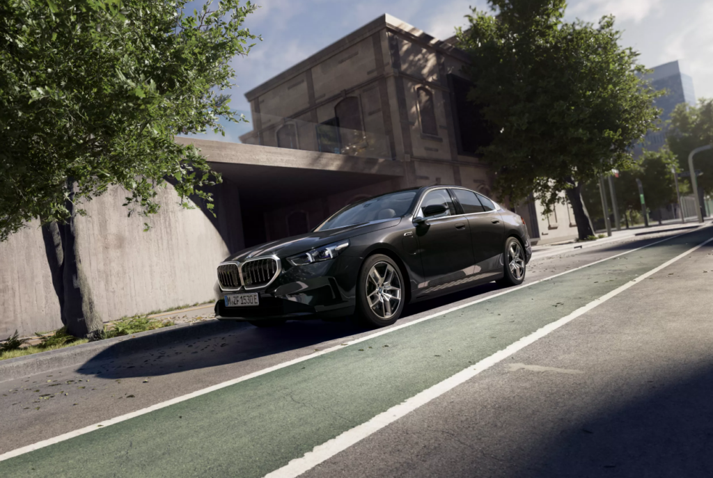 A BMW completa a família do Série 5 no Brasil com o 530e, um sedã híbrido plug-in que combina um motor a gasolina com um motor elétrico. 