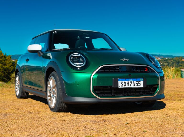 MINI Cooper S 2025: Icônico compacto chega ao Brasil com visual renovado