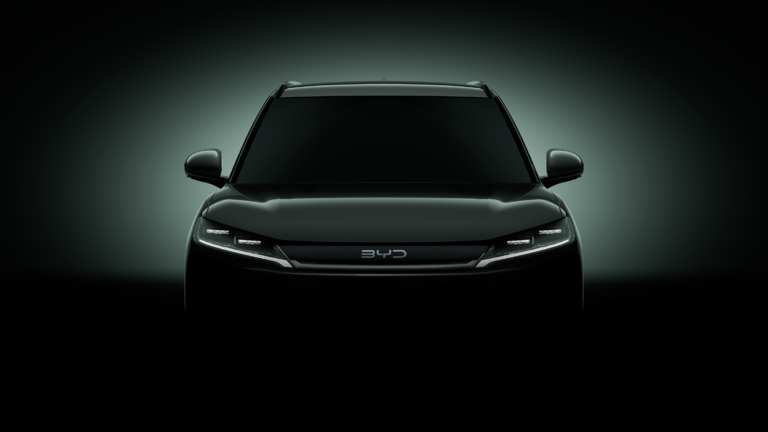 BYD Yuan Pro chega ao Brasil com 1 ano de seguro grátis e carregador Wallbox