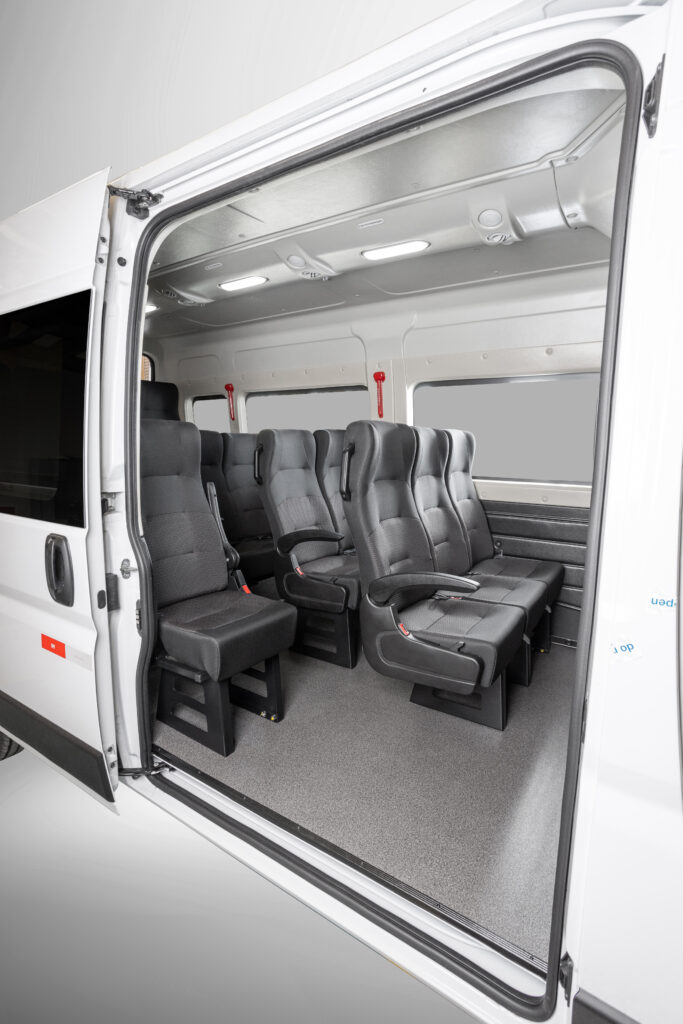 Fiat apresenta Ducato 2025. Van ganha nova versão! 1 A nova versão, com 15+1 lugares, traz uma extensa lista de itens de série e chega para atender uma demanda de mercadoz