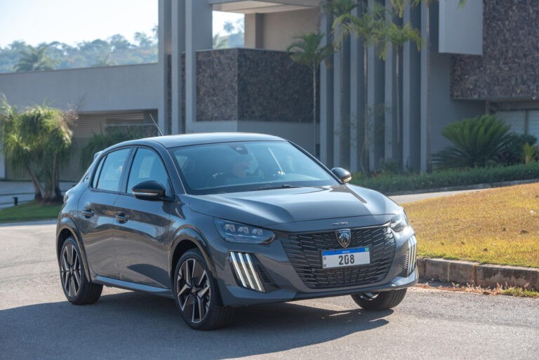 Peugeot 208 2025: Novo visual, mais tecnologia e motorização turbo