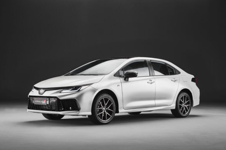 Toyota Corolla 2025 ganha tecnologia, garantia estendida e GR-Sport atualiza desenho