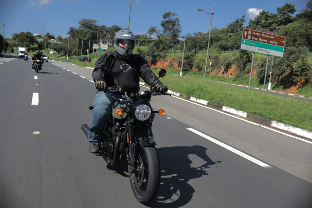 Royal Enfield Shotgun 650 na cidade