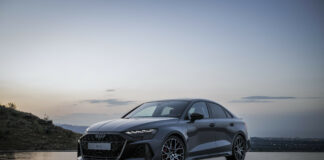 Propulsor 2.5 litros TFSI turbo de 400 cv garante aceleração de 0 a 100 km/h em apenas 3,8 segundos