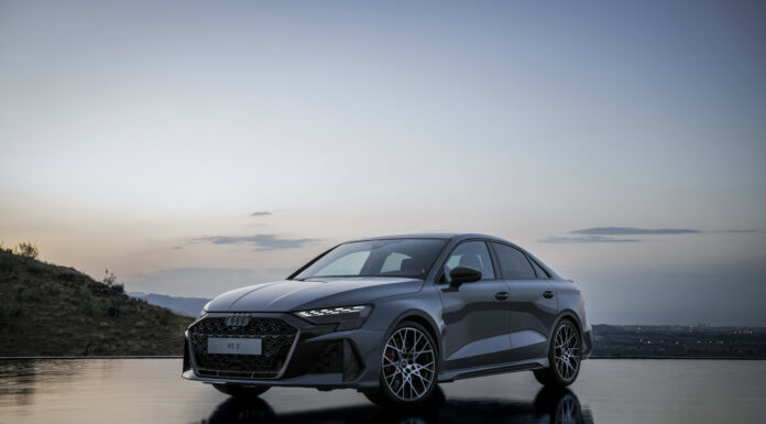 Propulsor 2.5 litros TFSI turbo de 400 cv garante aceleração de 0 a 100 km/h em apenas 3,8 segundos