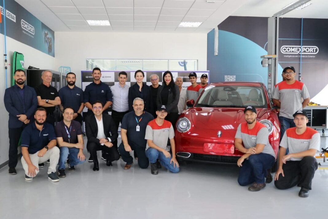 Veículo será utilizado em cursos técnicos para preparar profissionais para o futuro da mobilidade elétrica