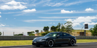 Nova geração do esportivo 100% elétrico terá 10 versões disponíveis no Brasil, variando de 408 cv a mais de 1.000 cv