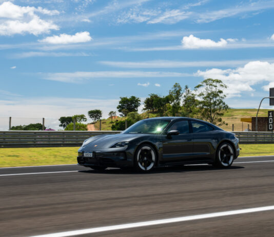 Nova geração do esportivo 100% elétrico terá 10 versões disponíveis no Brasil, variando de 408 cv a mais de 1.000 cv