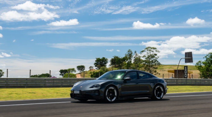 Nova geração do esportivo 100% elétrico terá 10 versões disponíveis no Brasil, variando de 408 cv a mais de 1.000 cv