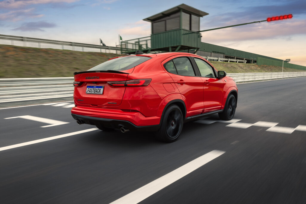 Fiat Fastback 2026 chega com novo visual e teto solar panorâmico 5 Fastback Abarth 2026